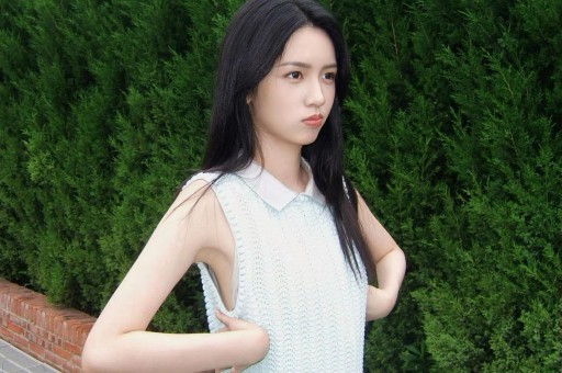 娱乐圈四大劲爆新闻：关晓彤海边热吻、黄晓明独处3小时、黄子韬海外生子赵丽颖错失大奖引热议