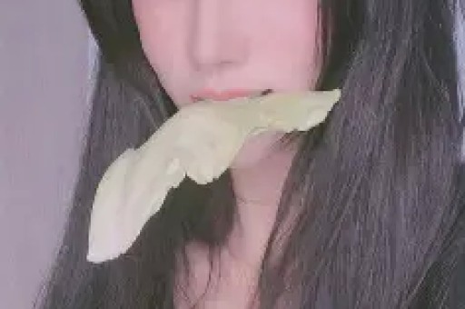 这个坚强面对绝症的少女形象不仅让